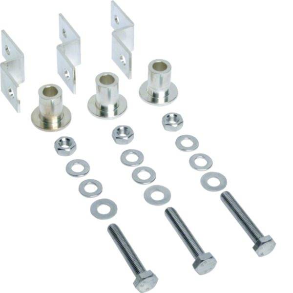 Sortiertes Montagehardware-Set mit Metallhaltern, Abstandshaltern, Unterlegscheiben, Muttern und Schrauben auf weißem Hintergrund.