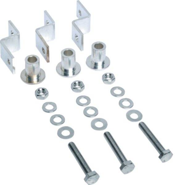 Gemischtes Metall-Montagezubehör-Set mit drei Halterungen, Abstandshaltern, Muttern, Unterlegscheiben und Bolzen auf weißem Hintergrund.