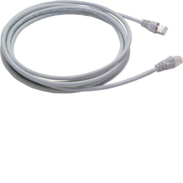 Aufgerolltes graues Ethernet-Kabel mit RJ45-Steckern an beiden Enden.