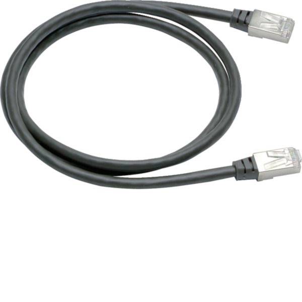 Schwarzes Ethernet-Kabel mit RJ45-Steckern an beiden Enden, aufgerollt auf weißem Hintergrund.