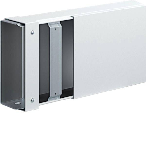 Metallischer rechteckiger Kanalverbinder mit offener Seite, Seitenschrauben und einer zentralen Befestigungsklammer auf weißem Hintergrund.