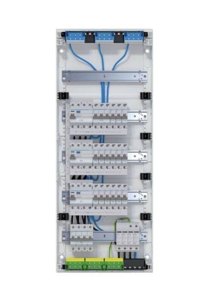 Verteilerpanel für Elektrizität mit mehreren Leitungsschutzschaltern, blauer Verdrahtung oben und grün/gelben Erdungsklemmen unten.