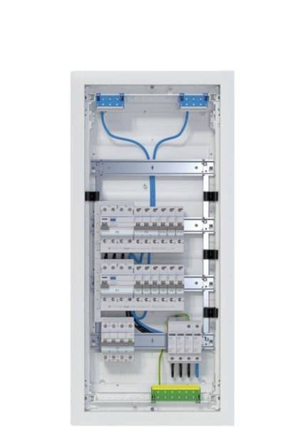 Offenes Elektroverteilerpanel mit Schutzschaltern, Verdrahtung und Anschlussblöcken in einem weißen Schrank montiert.
