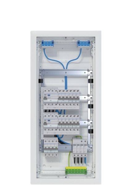 Offenes Elektroverteilerpanel mit Schutzschaltern, blauer Verdrahtung und grün/gelbem Erdungsschienen in einem weißen Metallschrank.