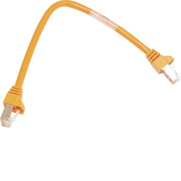 Oranges Ethernet-Kabel mit RJ45-Steckern an beiden Enden, abgebildet vor weißem Hintergrund.
