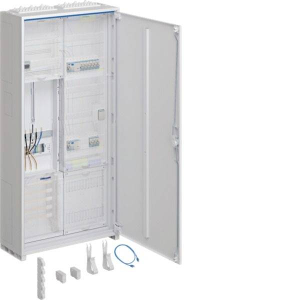 Offener weißer Elektroschrank mit interner Verkabelung und DIN-Schienenbauteilen; Zubehör und ein blaues Kabel werden unterhalb des Schranks gezeigt.