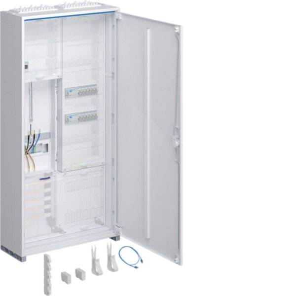 Offener Elektroschrank mit transparenter Frontür, Verdrahtung und Klemmleisten im Inneren, sowie Montagezubehör unterhalb angeordnet.