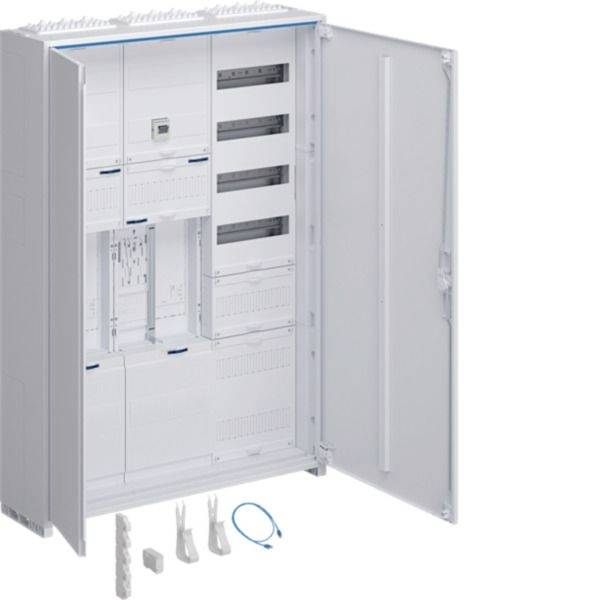 Offener weißer Elektroverteilerschrank mit offener Tür, der interne Schalter-/Steuermodule und Verdrahtungskomponenten zeigt, mit kleinen Installationszubehörteilen, die darunter angezeigt sind.