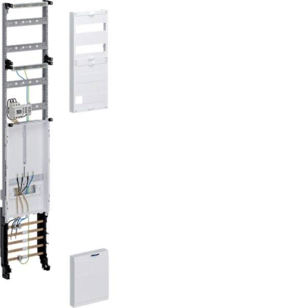 Offenes Elektroverteilungsschrank mit Metallmontagerahmen, interne Verkabelung, Steuermodul und Abdeckplatten werden auf weißem Hintergrund auseinandergebaut gezeigt.