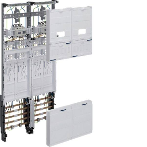 Offenes Elektroverteilerpanel mit Verdrahtung, Schutzschaltern und weißen Schutzabdeckungen, die auf einem Metallrahmen montiert sind.