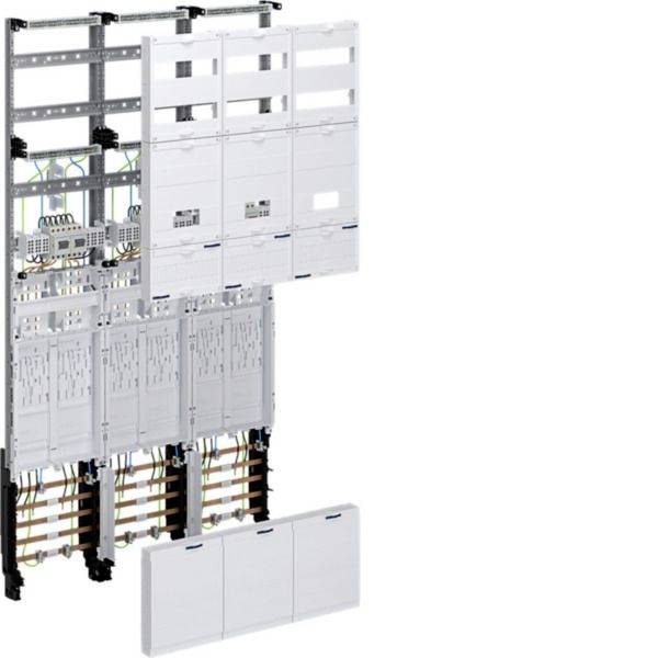 3D-Darstellung einer offenen elektrischen Schaltanlage mit Leitungsschutzschaltern, Verdrahtung und drei weißen Abdeckplatten vorne.