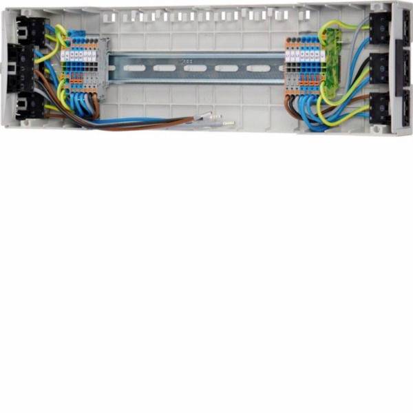 Offene elektrische Verteilerdose mit Klemmenleisten und verbundenen farbigen Drähten auf beiden Seiten.