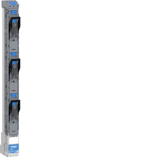 Ein vertikales Elektroschutzschalter-Modul mit drei übereinander gestapelten Schutzschaltereinheiten auf einer grauen Montageschiene.