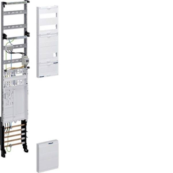 Wandmontiertes Elektroschalttafel-Set mit offenem Schrank, der Verdrahtung und Komponenten zeigt, sowie separate Abdeckplatten zur Installation.