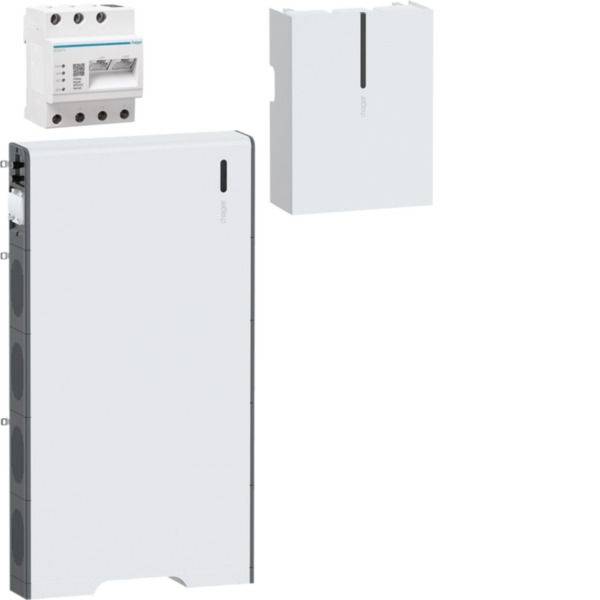 Drei weiße elektrische Steuerkomponenten auf einfachem Hintergrund, einschließlich eines großen wandmontierten Schaltschranks, eines kleineren Gehäuses und eines Leistungsschaltermoduls.