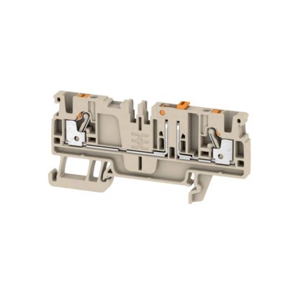 Querschnitt eines beige farbenen DIN-Schienenklemmenblocks mit orangefarbenen Entriegelungslaschen, wobei interne Metallkontakte und Verdrahtungskanäle auf weißem Hintergrund sichtbar sind.