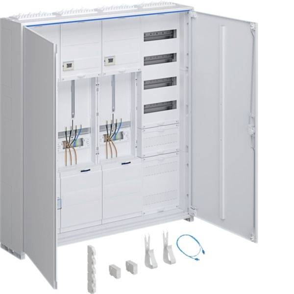 Offener Elektroschrank mit Verdrahtung und montierten Modulen sowie lose Installationsteile, die davor ausgelegt sind.