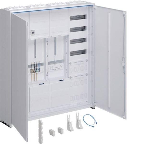 Offener Elektroschrank mit montierter Verdrahtung und Komponenten, zeigt abgelöste Installationszubehörteile, die vorne auf weißem Hintergrund angeordnet sind.