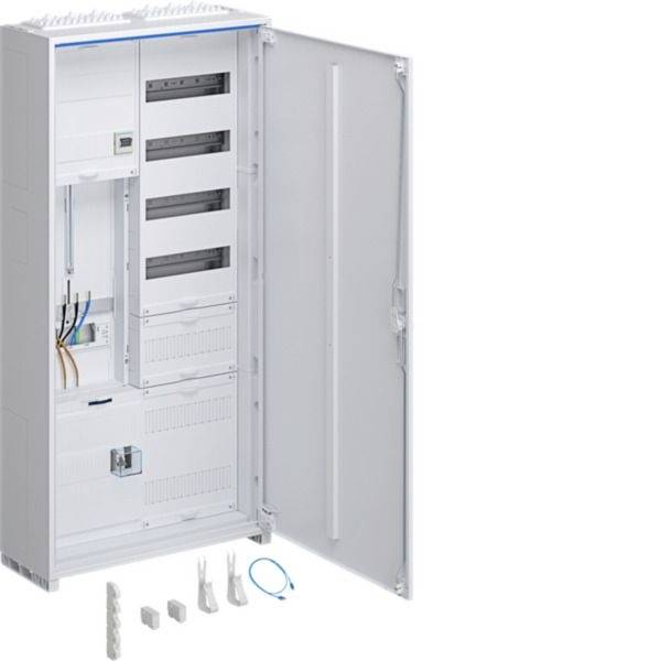 Offener weißer Elektroverteiler mit innenverdrahtung und leeren Montageplätzen, dargestellt mit kleinen Kabelzubehörteilen darunter.