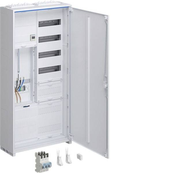 Offener weißer Elektroverteilerschrank mit montierten Modulen, daneben abgebildete Verdrahtung und Komponenten auf weißem Hintergrund.