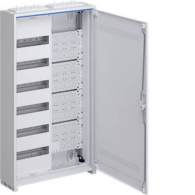 Offener Metallschaltschrank mit sechs leeren Steckplätzen und perforiertem Montagepanel, gezeigt mit offener Tür.