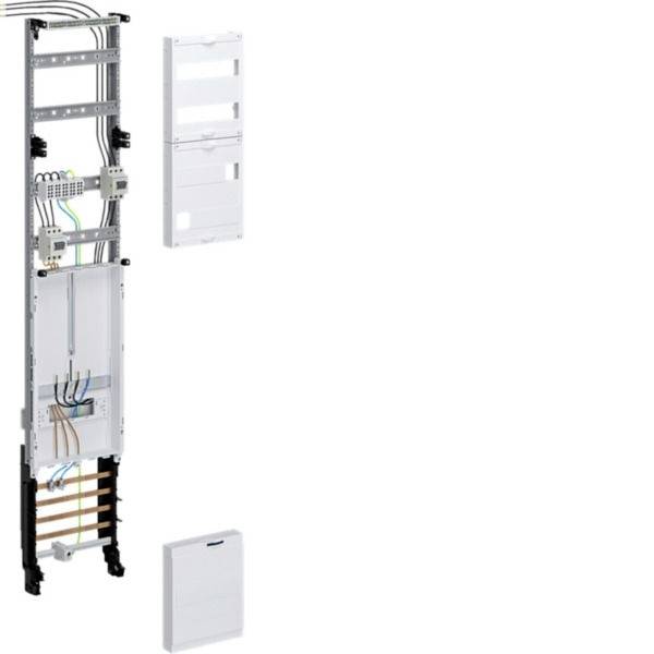 Elektroschalttafel-Montagrahmen mit verdrahteten Schutzschaltern und Abdeckplatten auf weißem Hintergrund, zuzüglich abgenommener Frontabdeckungen