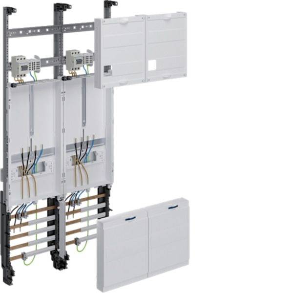Offener Elektroschrank mit Verdrahtung und zwei weiße Abdeckplatten angebracht, dargestellt als Produktinstallationsansicht.