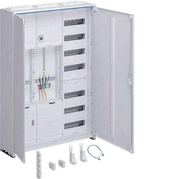 Offener Stromverteilerschrank mit Verdrahtungsfächern und modularen Steckplätzen, dargestellt mit offener Tür und mehreren darunter angeordneten Kabelzubehörteilen.