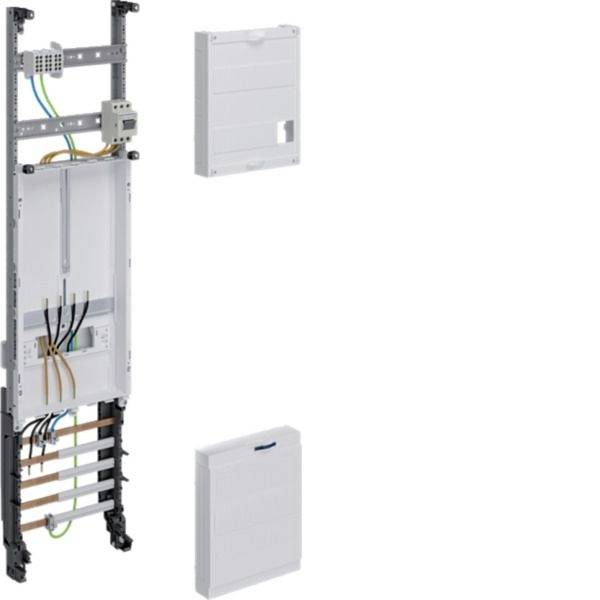 Elektrischer Schrank mit Verdrahtung und Schutzschaltern, die auf einem Metallrahmen montiert sind, gezeigt mit zwei separaten weißen Abdeckungspanelen in der Nähe.