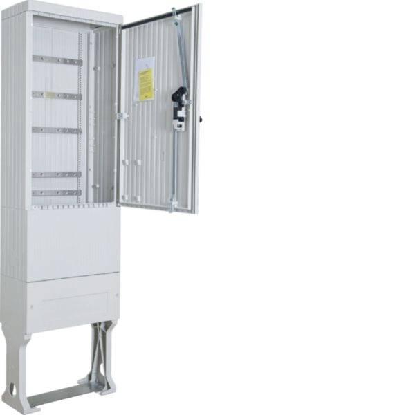 Hoher weißer Metallschrank für Elektrik mit geöffneter Vordertür, der interne Befestigungsschienen und ein gelbes Warnschild auf der Tür zeigt.