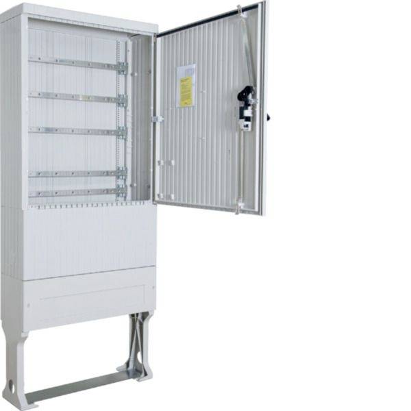 Offener Elektroverteilerschrank mit montierten Leitungsschutzschaltern und Verdrahtungspanel.