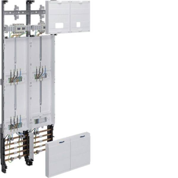 Offener Elektroschaltraum mit sichtbarer innerer Verdrahtung, Sammelschienen und Schaltkomponenten; zwei weiße Abdeckplatten sind daneben abgelöst.