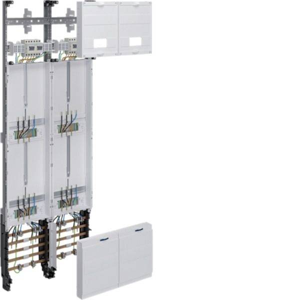 Offenes Elektroschaltfeld mit freiliegenden Leitungen und Schaltmodulen, dargestellt mit abnehmbaren weißen Abdeckungen und Befestigungsrahmen.