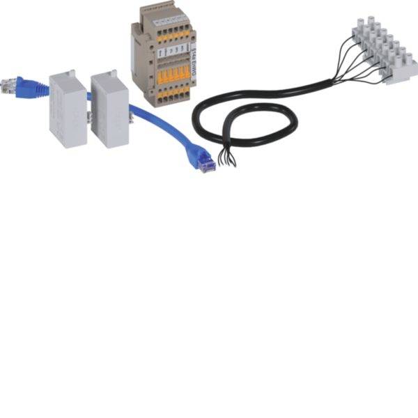 Industrielle Verdrahtungsanlage mit zwei Ethernet-ähnlichen Kabeln, zwei Modulen, einem Klemmleistenblock und einem mehradrigen Stecker auf weißem Hintergrund.