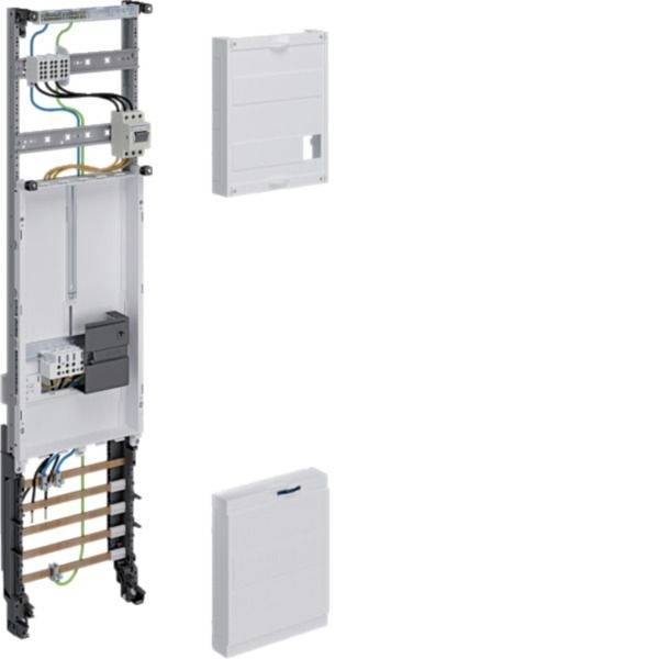 Wandmontiertes Elektroverteilerpanel mit offener innerer Verkabelung und Komponenten, dargestellt neben zwei abnehmbaren weißen Abdeckpanelen.