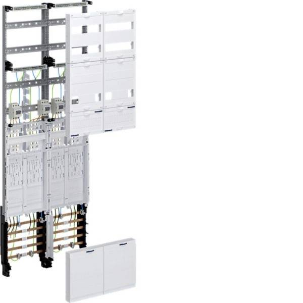 Offene Elektroschalttafel mit montierten Leitungsschutzschaltern, Verkabelung und separelem weißem Abdeckfeld vorne dargestellt.