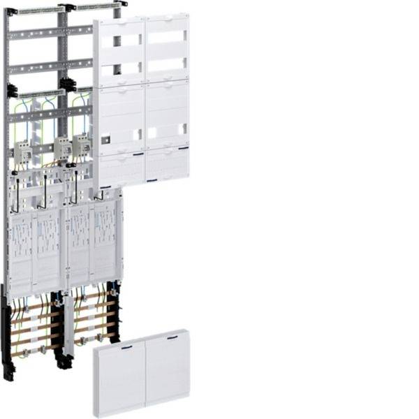 Geöffnetes elektrisches Schaltanlagengehäuse mit sichtbaren Leitungsschutzschaltern, Sammelschienen und Verdrahtung sowie eine darunter abgenommene weiße Abdeckplatte.