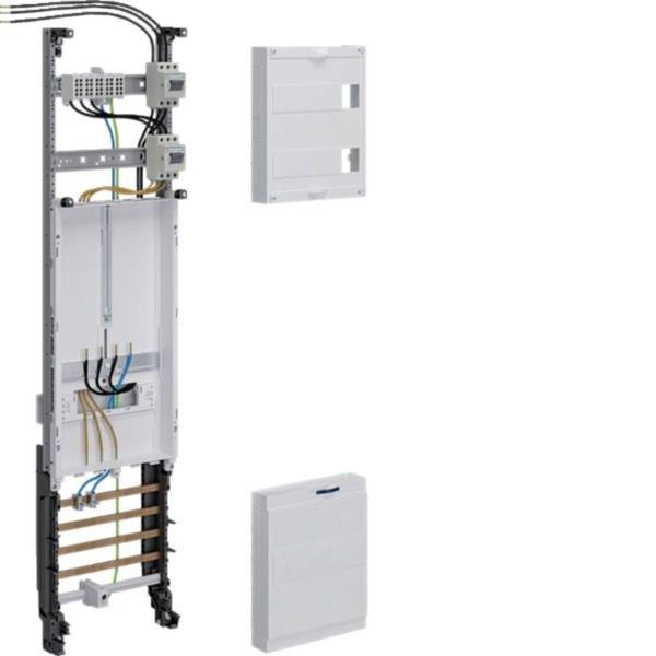 Elektrisches Schaltschrankgehäuse, geöffnet mit innerer Verkabelung und Schutzschaltern, daneben zwei abnehmbare Abdeckpaneele auf weißem Hintergrund.