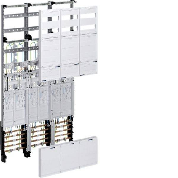 Industrieller elektrischer Schaltanlagenschrank mit offenen internen Komponenten und Verdrahtung sowie drei Frontierungszugangsplatten unten