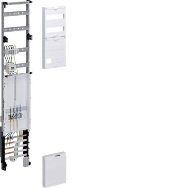 Wandmontiertes Elektroverteilerpaneel mit offenem Metallrahmen, Verdrahtung, Schutzschaltern und daneben gezeigten abnehmbaren weißen Abdeckungspanelen.