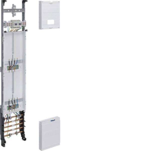 Offener Stromverteilerschrank mit Verdrahtung und modularen Abdeckungen, teilweise zusammengebaut mit abnehmbaren Frontblenden auf weißem Hintergrund.