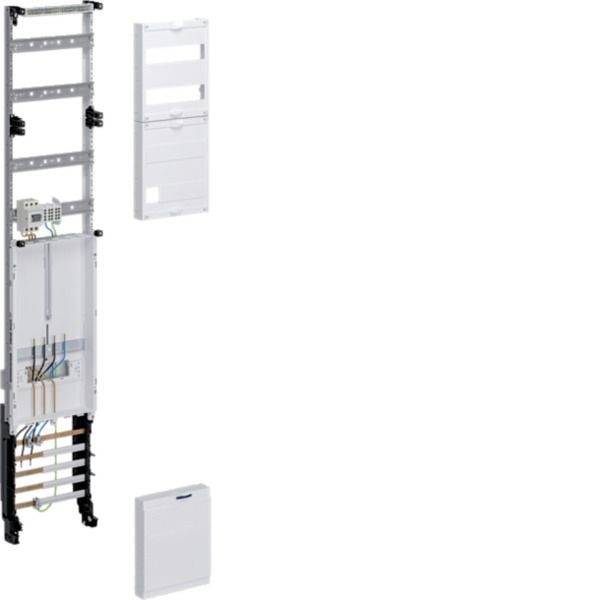 Wandmontierte Elektroverteilerpaneeleinheit mit Rahmen, Verdrahtungsgehäuse, Abdeckungsplatten und einer separaten weißen Paneelabdeckung daneben gezeigt.