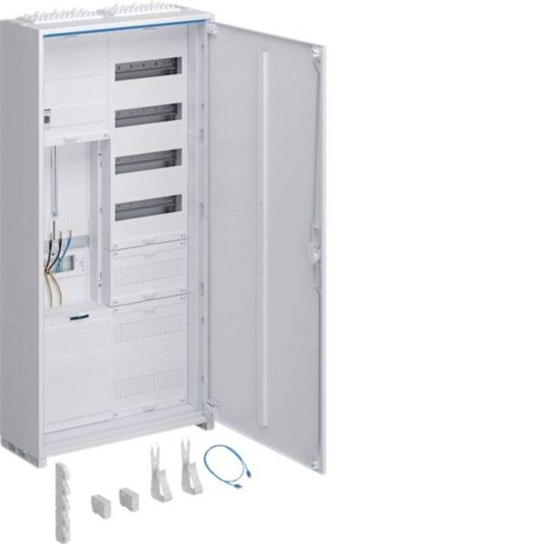 Offener weißer Elektroverteiler mit montierten internen Modulen und lose Installationszubehöre unten
