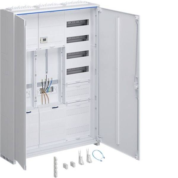 Offener Schaltschrank mit Türe zum Aufklappen, DIN-Schienen, Klemmen und lose Installationszubehörteile wie unten dargestellt.