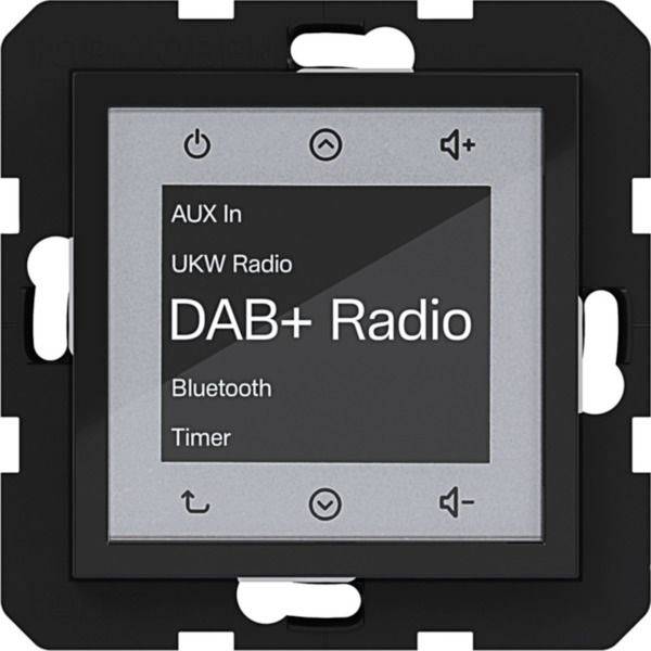 Wandmontiertes digitales Radiosteuerfeld mit Anzeige „DAB+ Radio" und Menüoptionen „AUX Eingang", „UKW Radio", „Bluetooth" und „Timer".