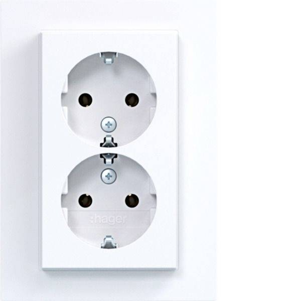 Weiße duale elektrische Wandsteckdose mit zwei runden europäischen Steckdosen auf einer rechteckigen Blende.