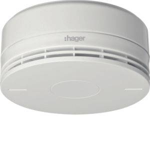 Weißer Hager-Rauchmelder an der Decke montiert.