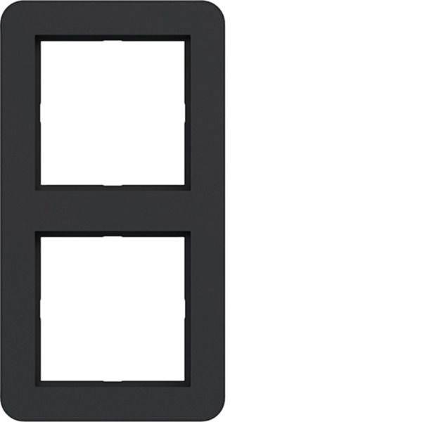 Schwarzer, abgerundeter Rechteckrahmen mit zwei leeren quadratischen Öffnungen, die vertikal übereinander angeordnet sind und einem doppelten Fenster oder Schlitzpanel ähneln.