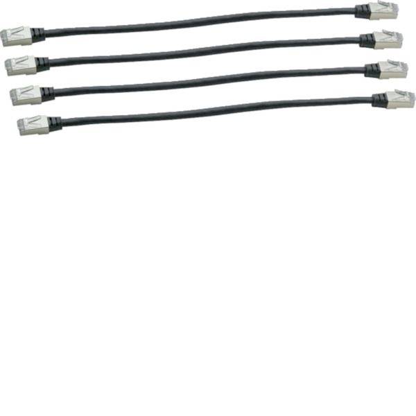 Vier schwarze Ethernet-Kabel mit RJ45-Steckern an beiden Enden, gezeigt auf weißem Hintergrund.