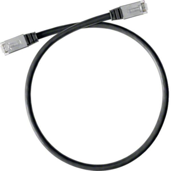 Schwarzes Ethernet-Kabel mit zwei transparenten RJ45-Steckern auf weißem Hintergrund.